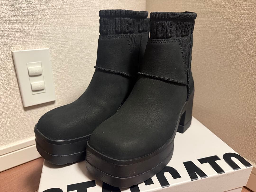 【美品】 UGG モクシーチェルシー 厚底ブーツ 黒 23.5cm