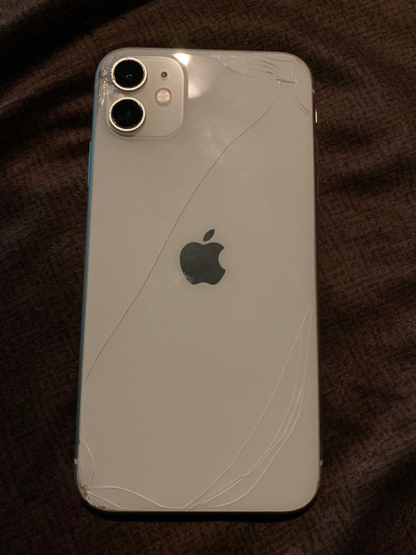 Apple iPhone 11 ホワイト 背面ひびあり - メルカリ