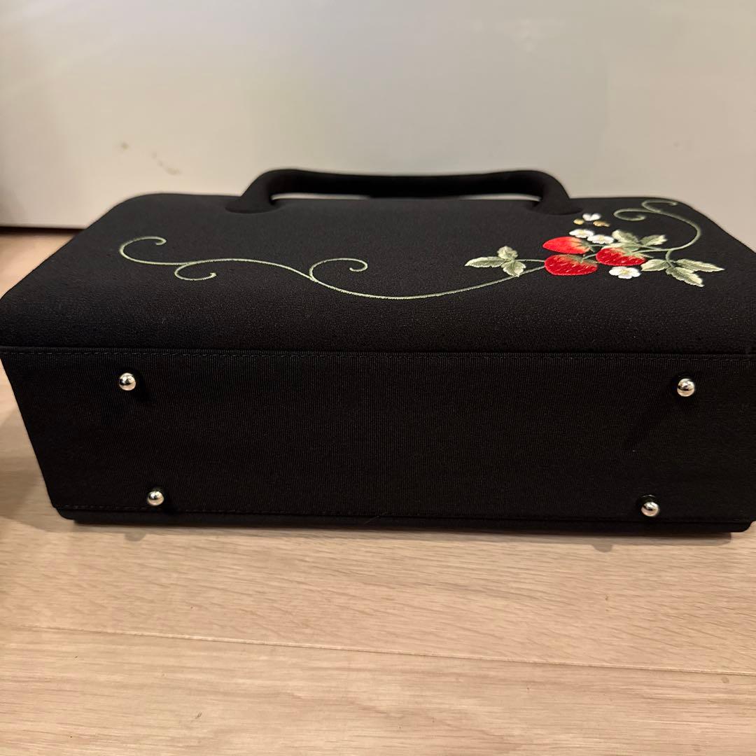苺と蜂の刺繍 黒 和装用利休バッグ - メルカリ