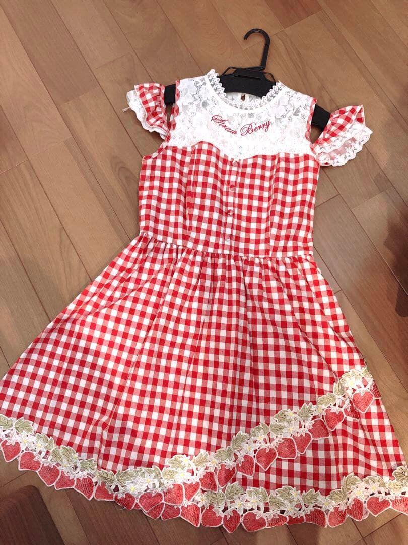 LIZLISAリズリサ ストロベリーギンガムチェックワンピース 赤いちご柄