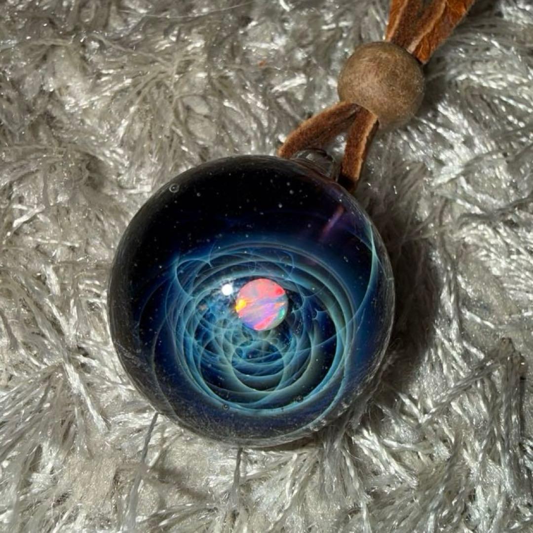 【正規品】+α 宇宙ガラス ペンダント ホワイトオパール 楽天市場】宇宙ガラス ペンダント 【ホワイトオパール＆クラスター入り