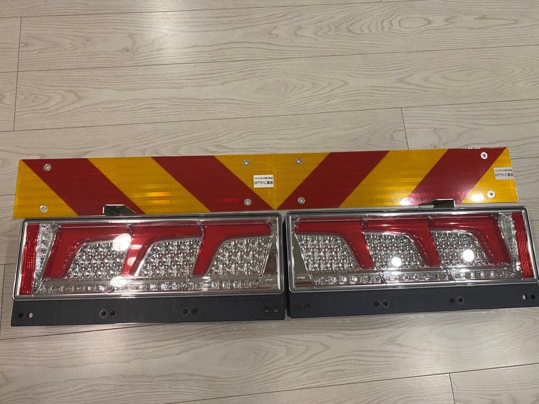 中古 小糸 KOITO 3連LEDテールランプ 小糸 大・中型トラック用(3連) LEDリアコンビネーションランプ