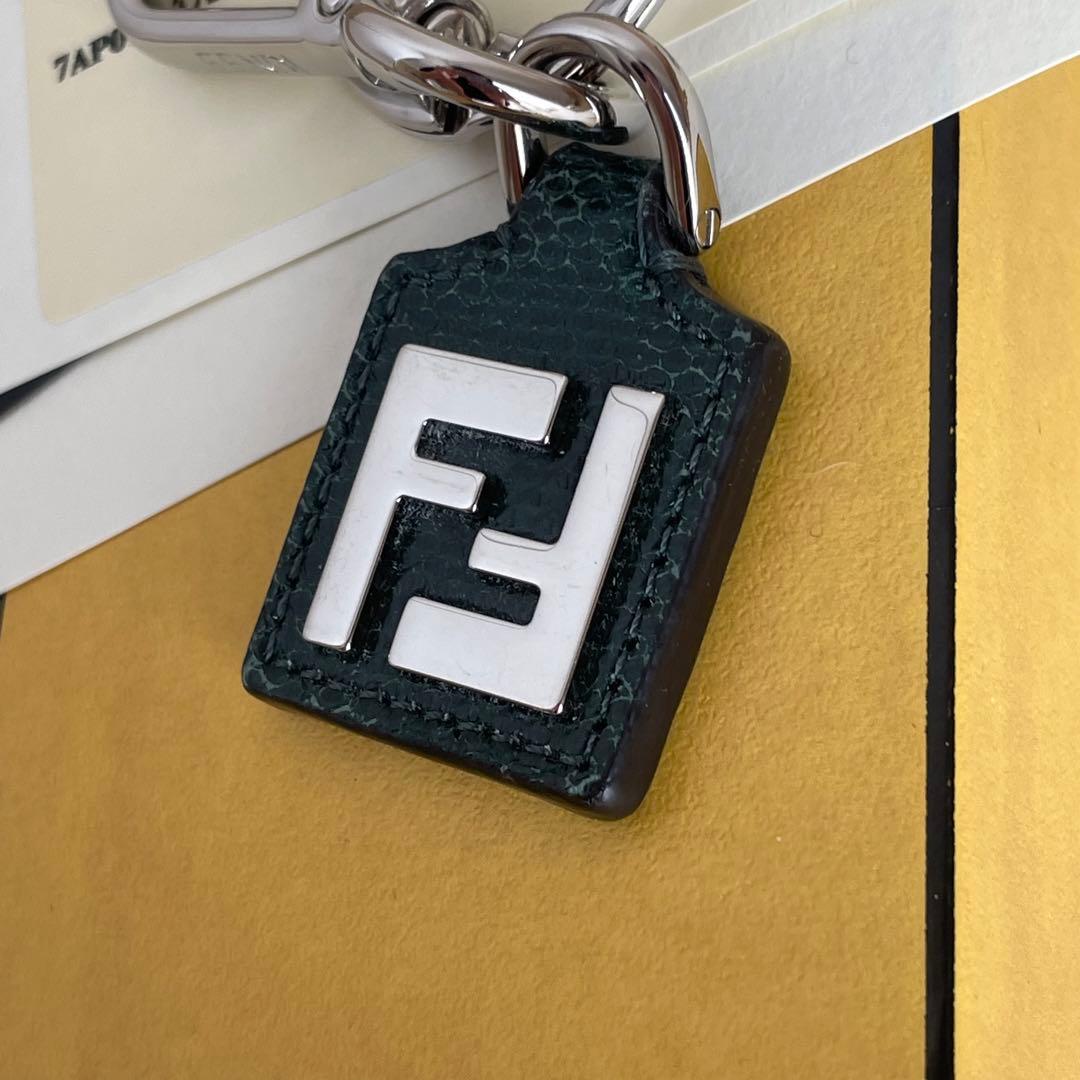 極美品 FENDI フェンディ スクエアFF キーホルダー ダークグリーン