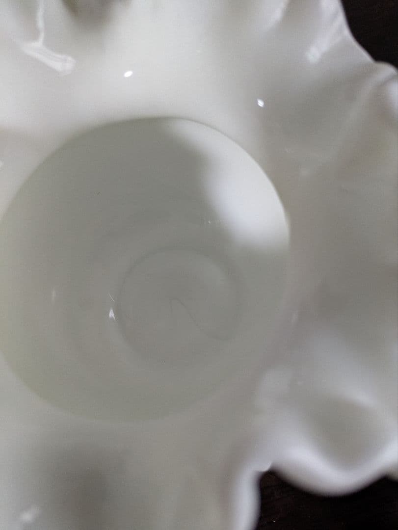 フェントン ホブネイル ホワイトガラス製フリルエッジ花瓶 お値下げ中