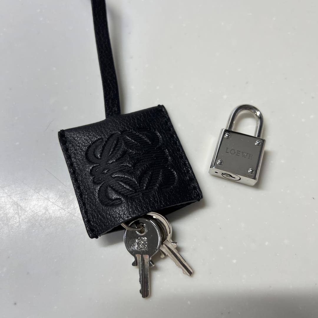 LOEWE ロエベ レザークロシェット カバー付き南京錠 - メルカリ