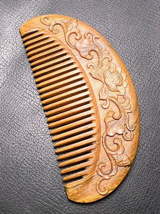 072561  高品質　檀木櫛　蓮花彫り54＊118ミリ d611ed760d7823af35c66b7bb7ef33