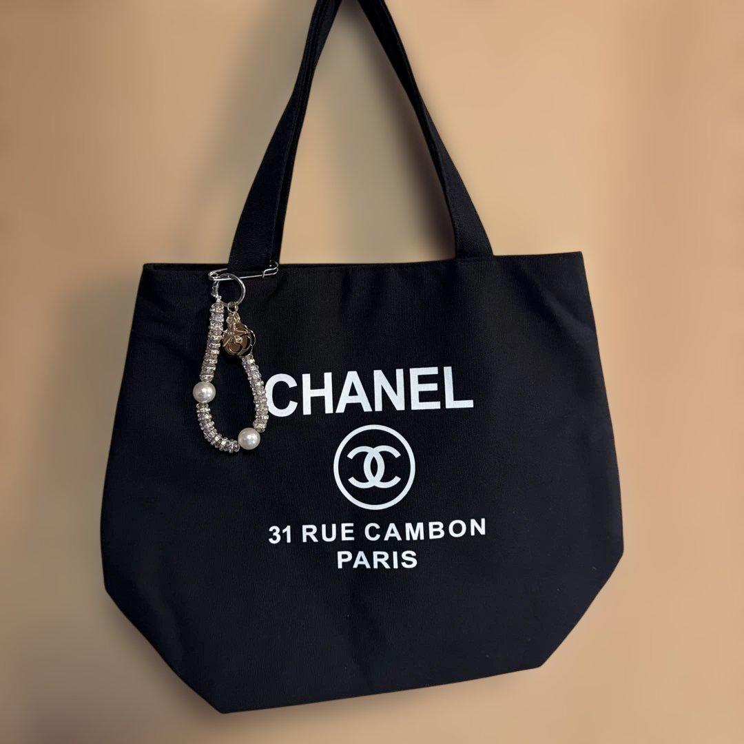 CHANEL】 ノベルティ トートバッグ 黒 キャンバス地 チャーム付 - メルカリ