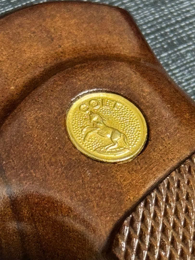 実物】コルト社純正 パイソン 3rd 前期 木製グリップ スクリュー付き