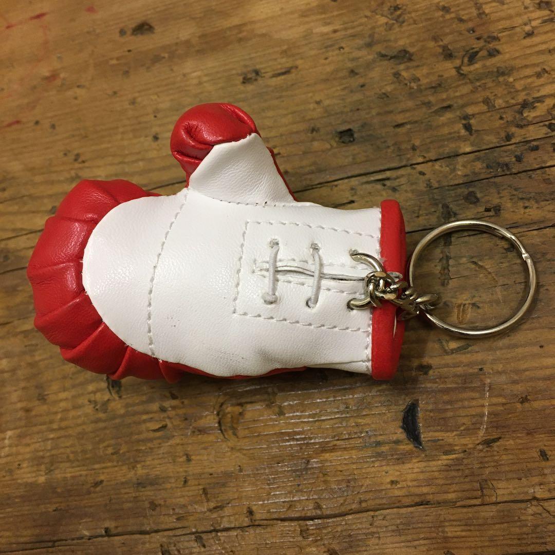 シュプリームボクシンググローブ型キーホルダー - メルカリ