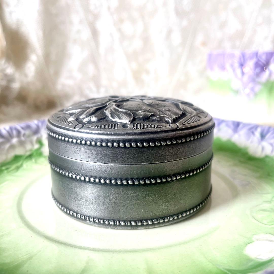 すみれレリーフのパウダーボックス フランスアンティーク スミレ菫