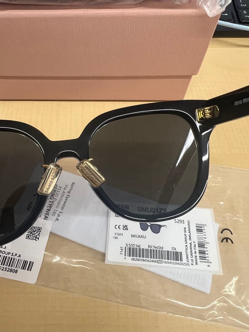 ほぼ新品 Miu Miu ブラック サングラス ケース付き