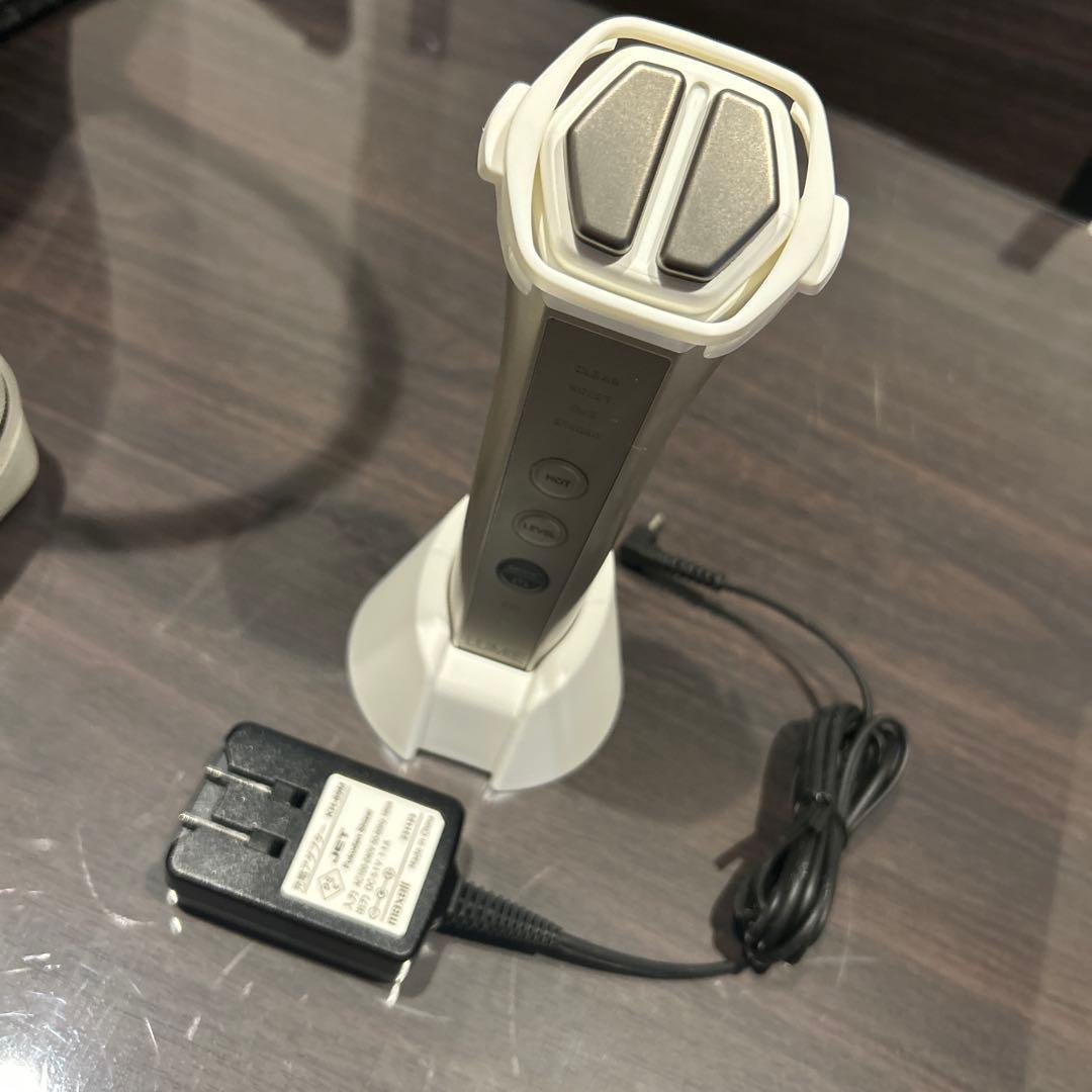 LUMIE 美顔器 充電器・スタンド付き箱無し ナリスの美顔器がデイリー使いに丁度いい。LUMiEで美顔器レビューも