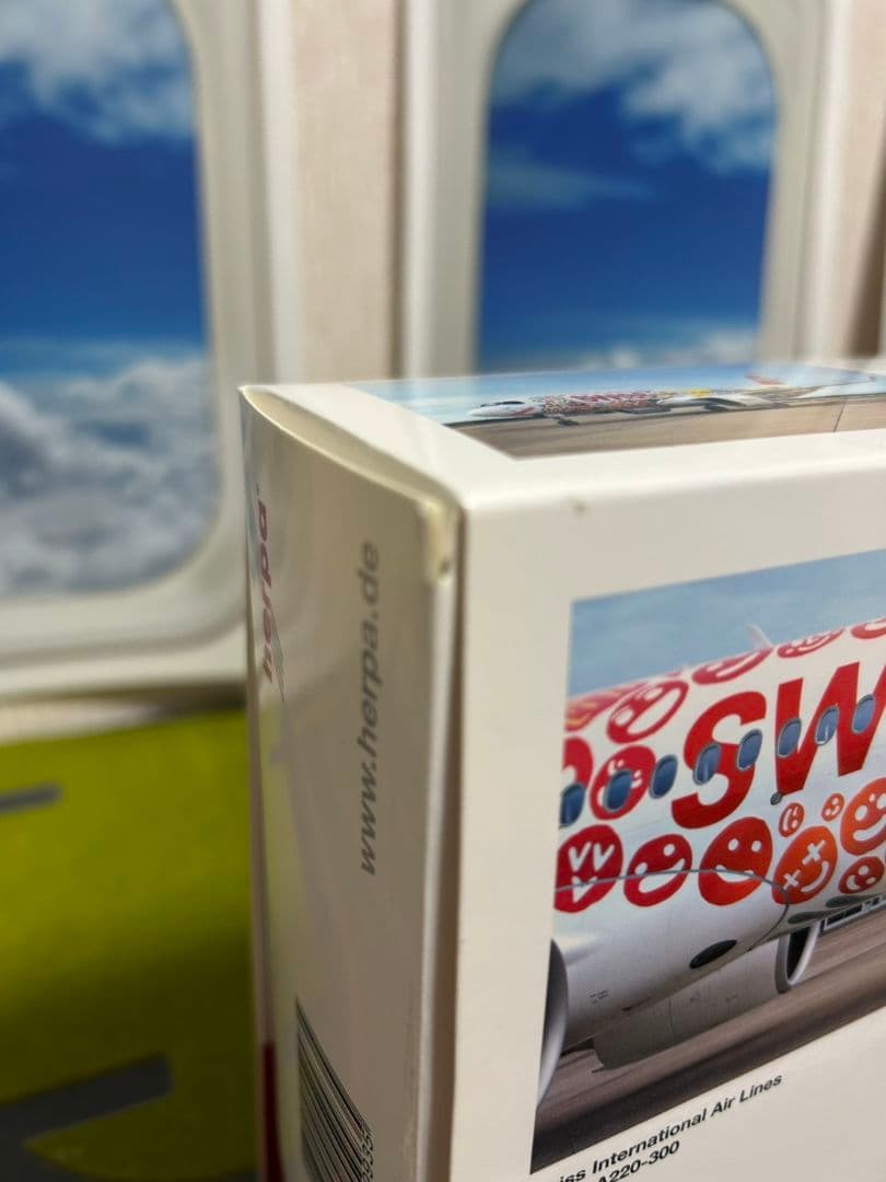 SWISS A220-300 特別塗装機 1/200 ヘルパ