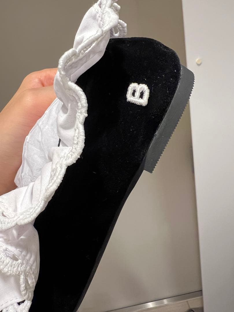 Bibiyフリル付き黒バレエシューズB. LACE BALLERINAS