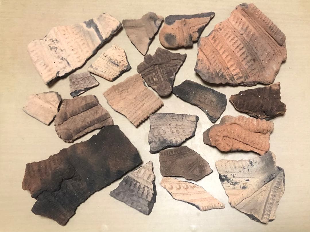 土器の欠片 縁の部分 No.704」です。 - メルカリ