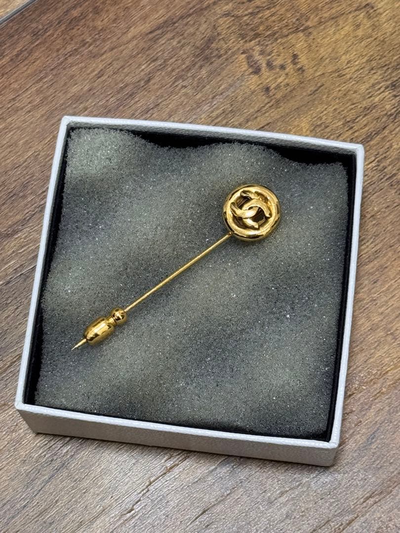 CHANEL ゴールド ロゴ ブローチ 箱付き 美品☆箱付き】シャネル ブローチ ココマーク マトラッセ ゴールド