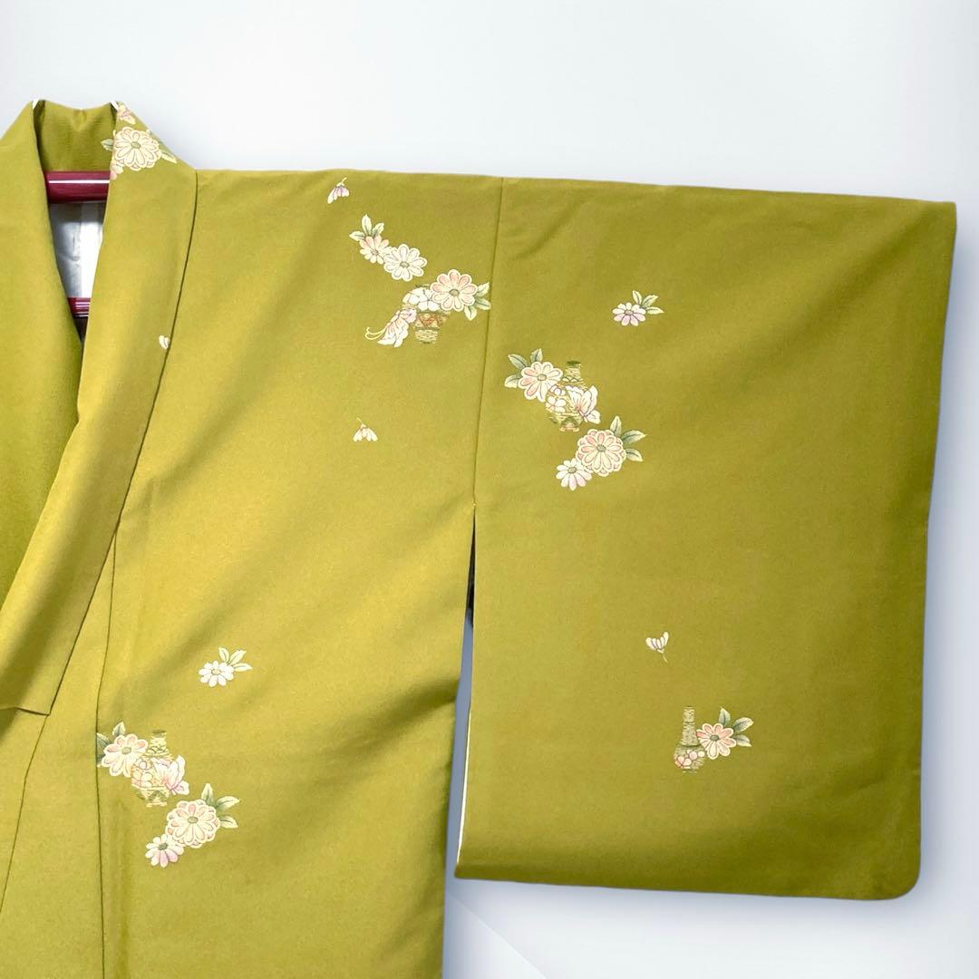 美品✨】東レシルック 洗える着物 飛び柄小紋 鶸色 刺繍風 花に蝶 袷