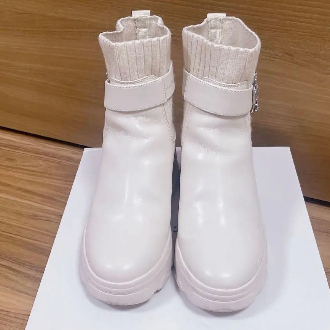 diana ダイアナ ビジューバックルリブニットショートブーツ 白 - メルカリ