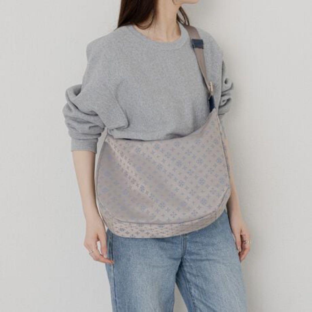 ほぼ未使用ラシット A4入るラウンドビッグショルダーバッグ 金具