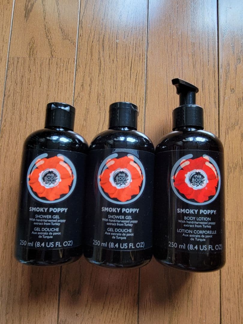 SMOKY POPPY シャワージェル2本＆ボディーローション 1本セット サンダルウッド&カモミールリラックシングシャワージェル（O'Naomi