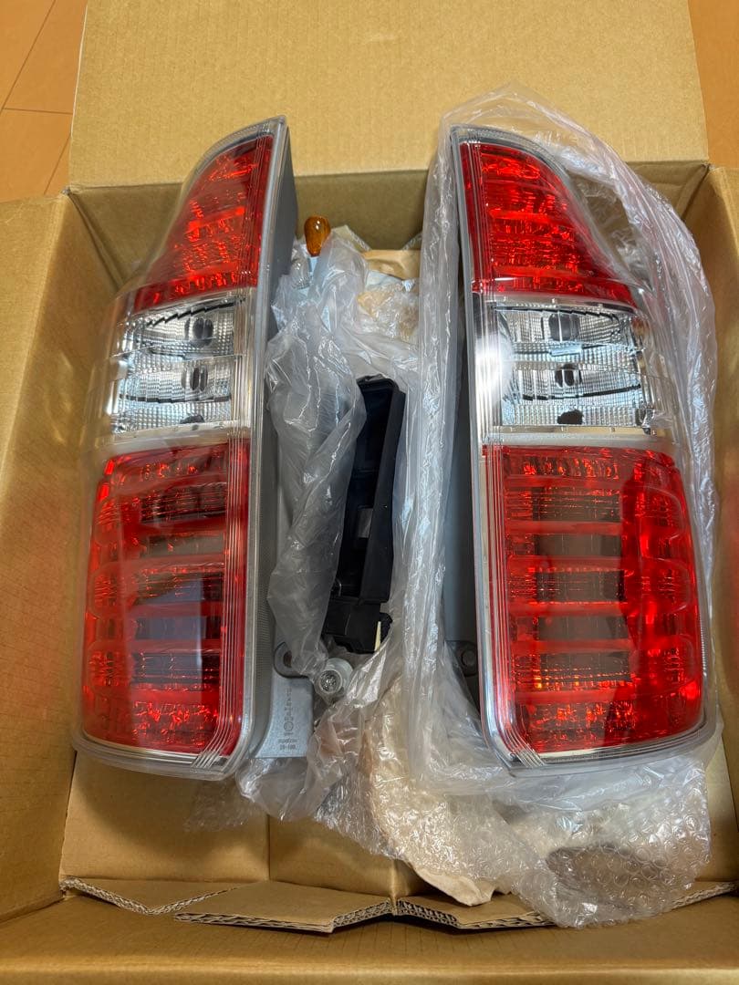 トヨタ70系ノア純正テールランプ トヨタ ノア 70系（ZRR70/75系）後期型 純正テールランプ 左右セット