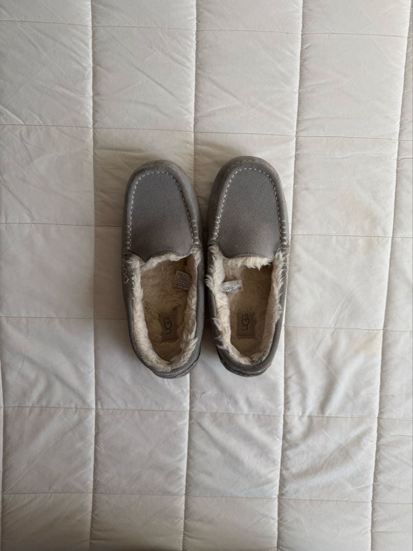 UGG グレー モカシン 25センチ US8 - メルカリ