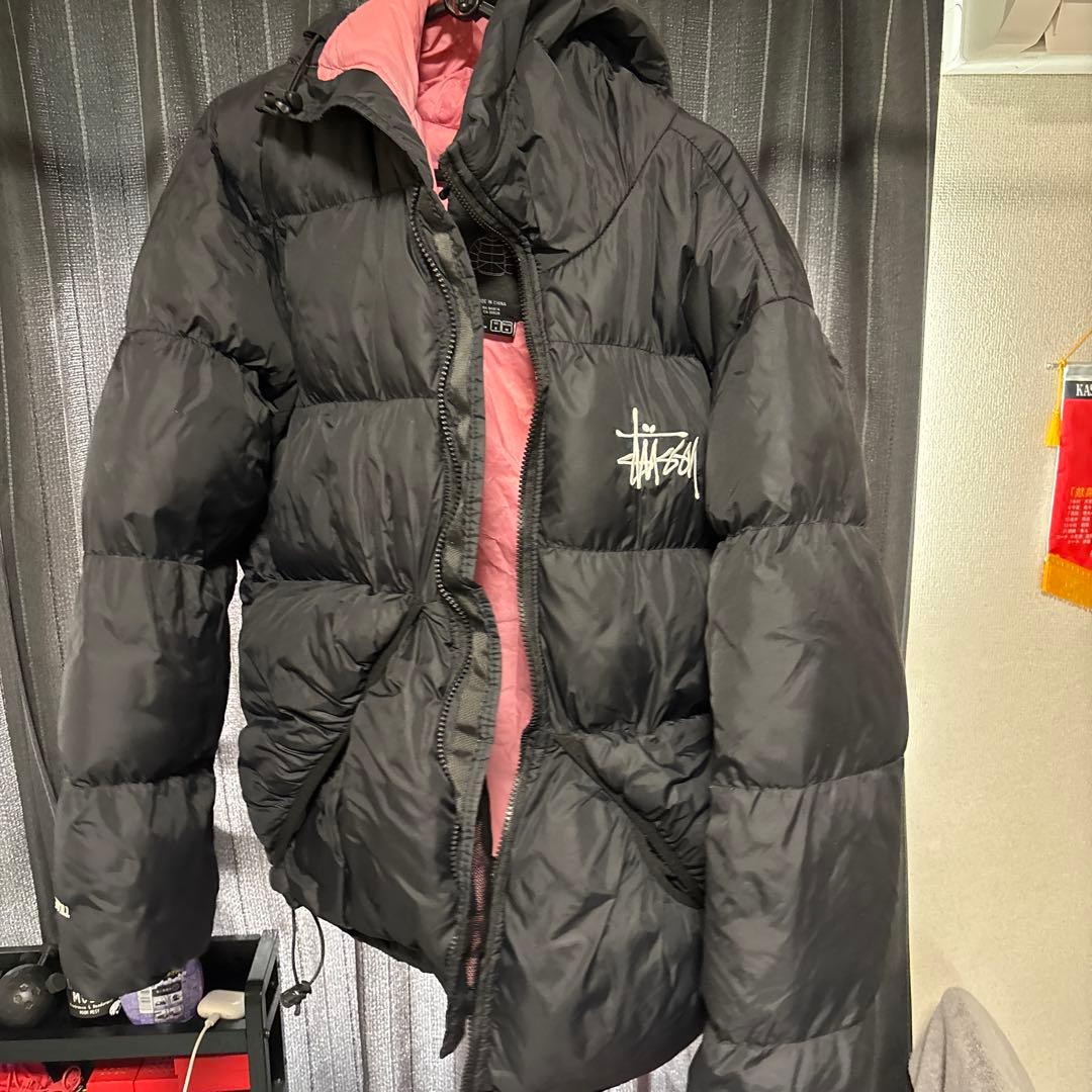 Stussy フード付きダウンジャケット M 黒・ピンク - メルカリ