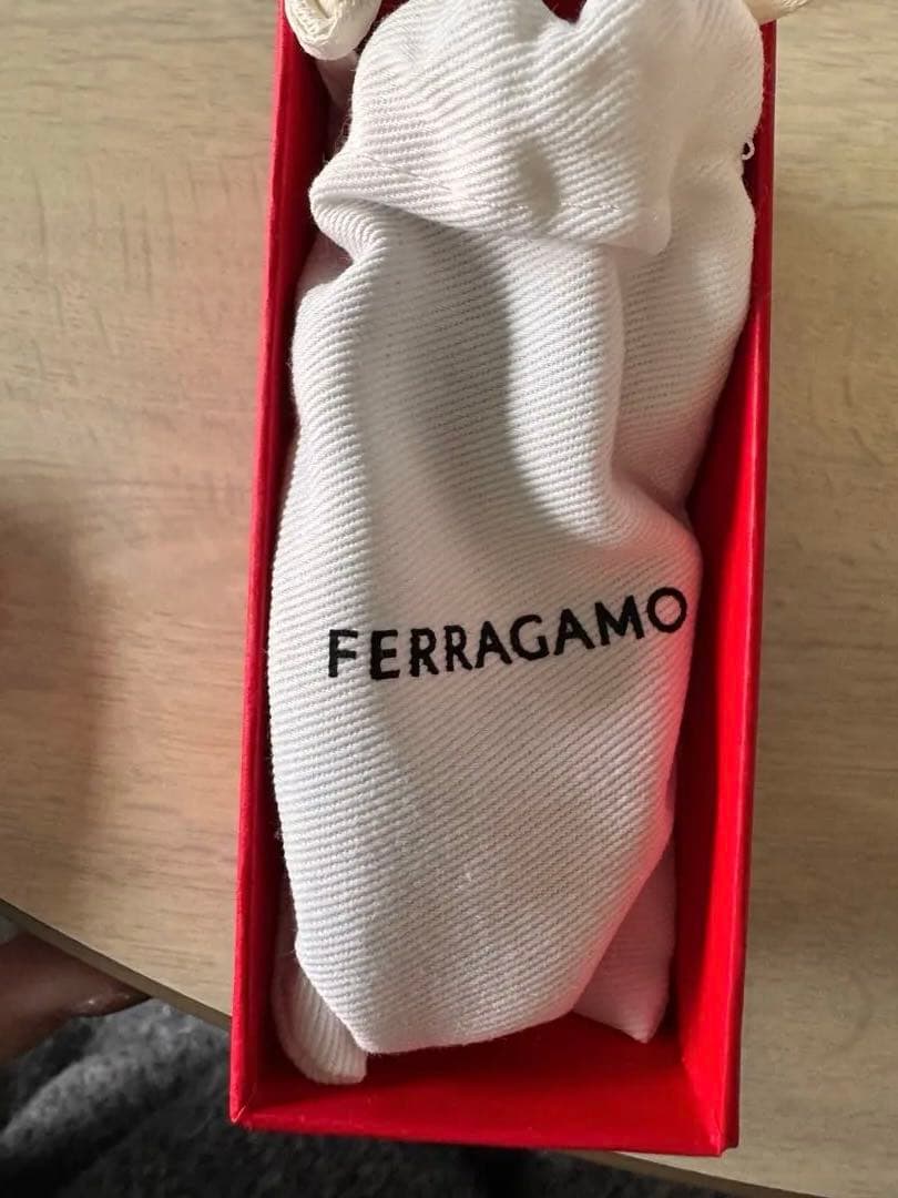 Ferragamo 赤 レザー ヘアアクセサリー