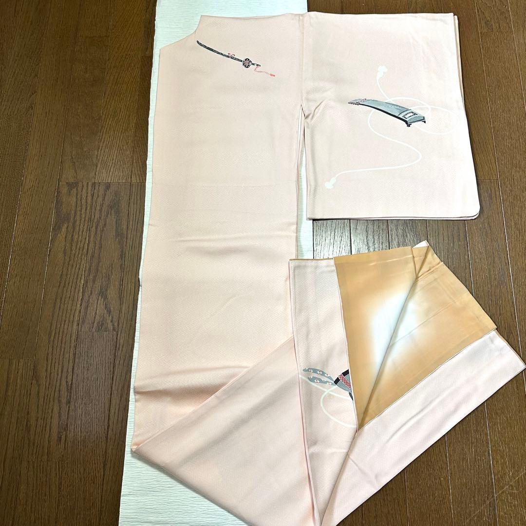 乙女色に文武両道の意匠がユニークな正絹袷付下げ