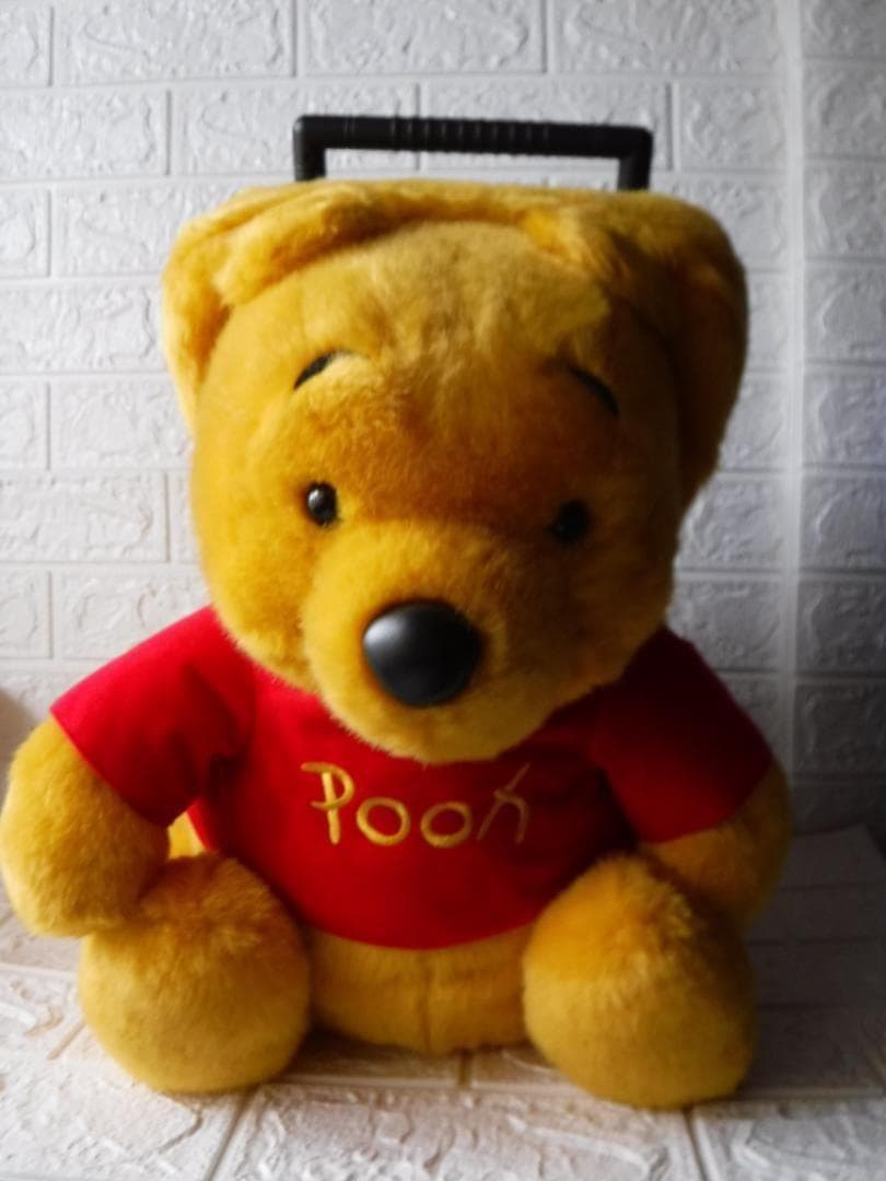 レア　ディズニーストア　くまのプーさんぬいぐるみ キャリーバッグ エース、くまのプーさんがモチーフのスーツケース発売。かわいい耳が