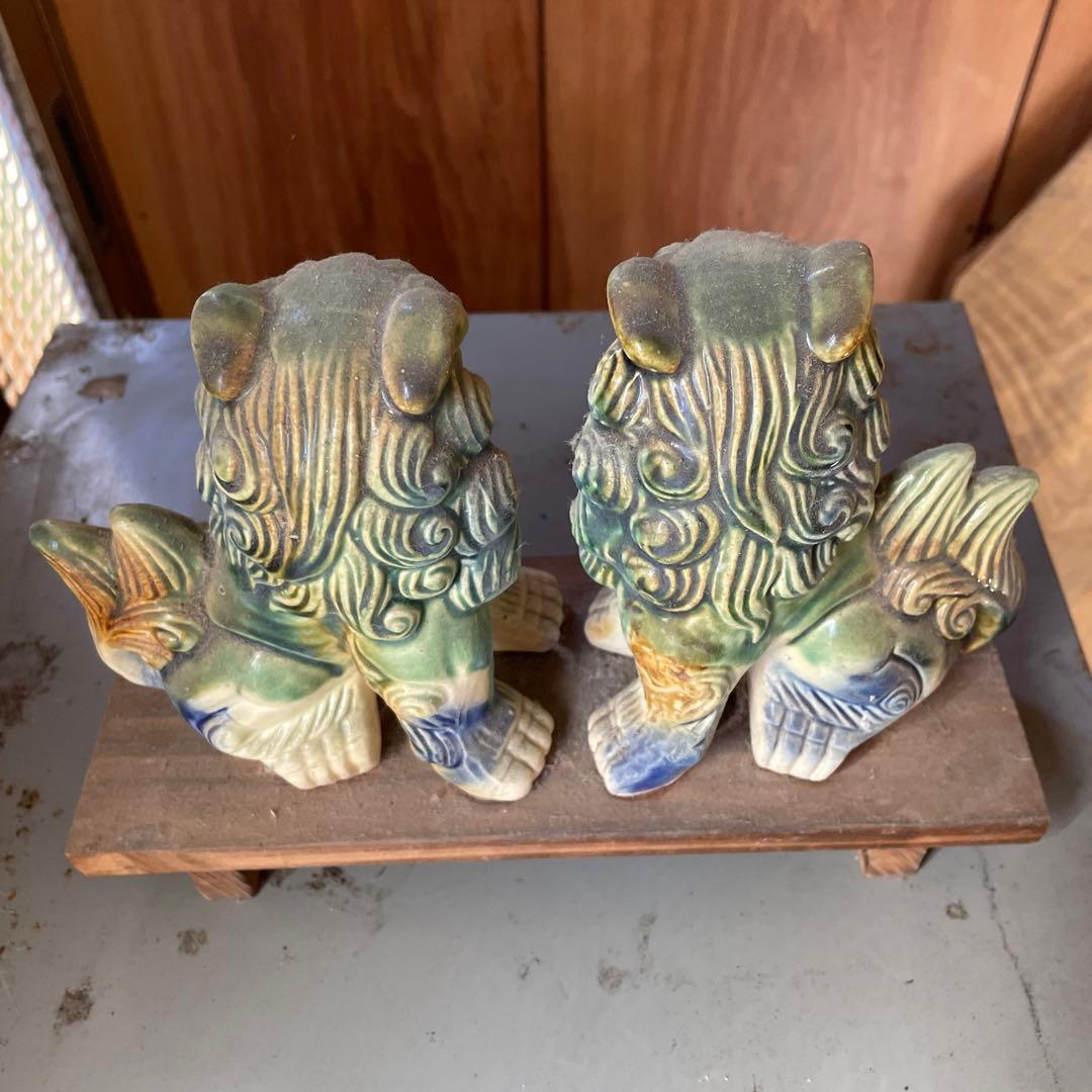 沖縄 シーサー陶器製 獅子像 置物 木製台座付き - メルカリ