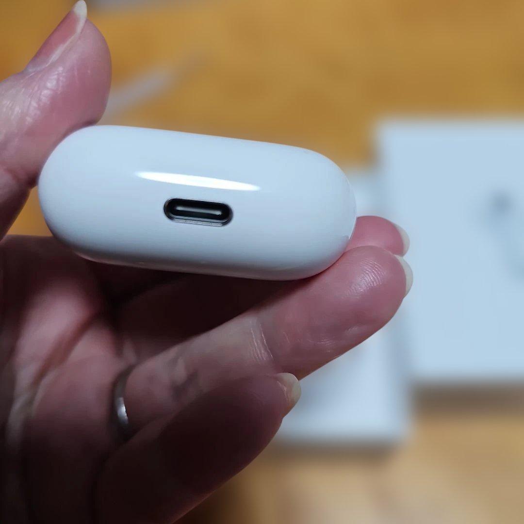AirPods4 本体 ホワイト 充電ケース付き ⚠️名前刻印されてます