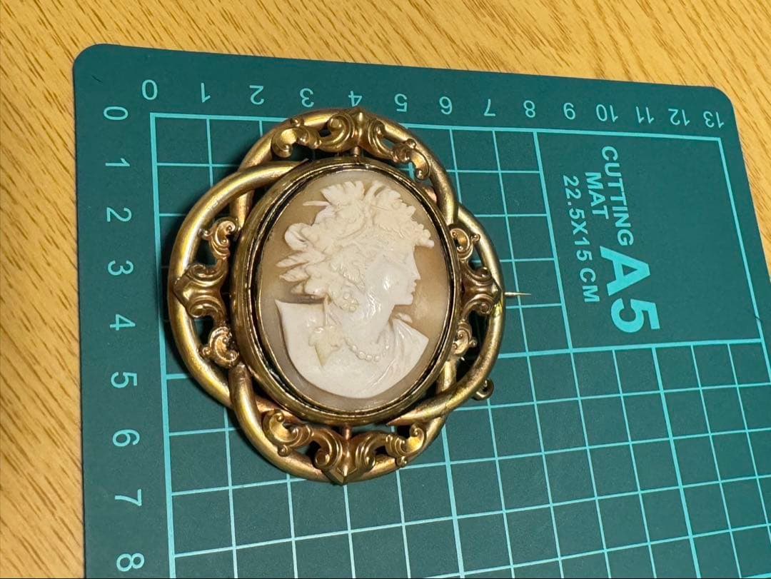 出品終了‼️アンティーク ピンチペック枠 金色 神話柄バッカス