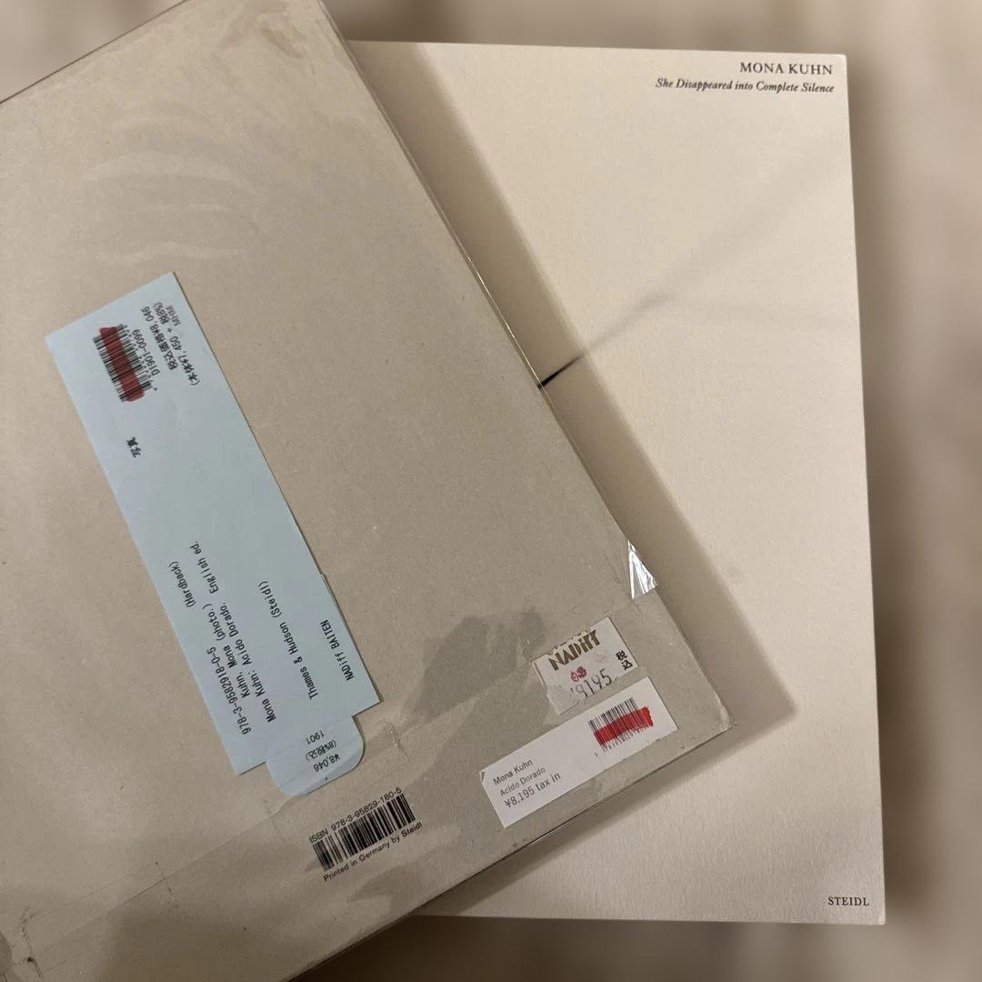 Mona Kuhn 写真集