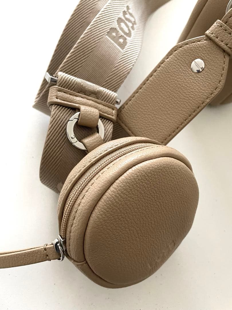 真美子さん愛用！BOSS ベージュ クロスボディバッグ 小物ポーチ付き