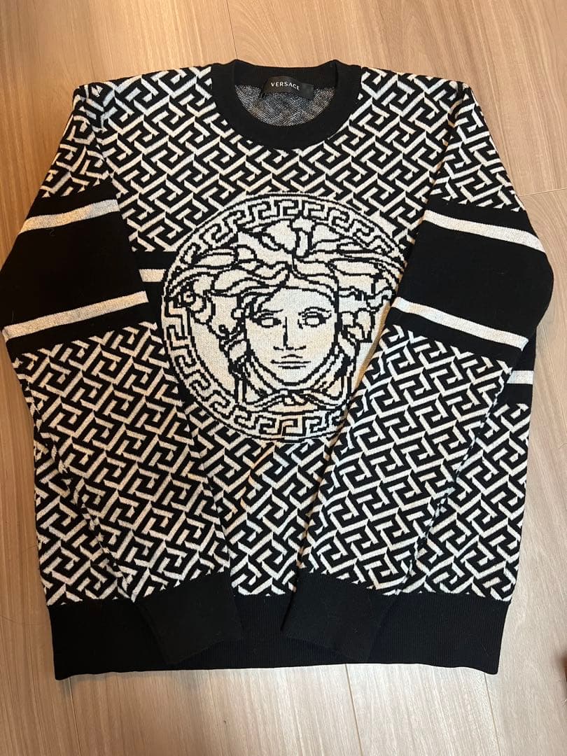 VERSACE メデューサニット ブラック×ホワイト サイズ52（XL相当） 中古・古着通販】VERSACE (ヴェルサーチェ) メデューサ柄ニット