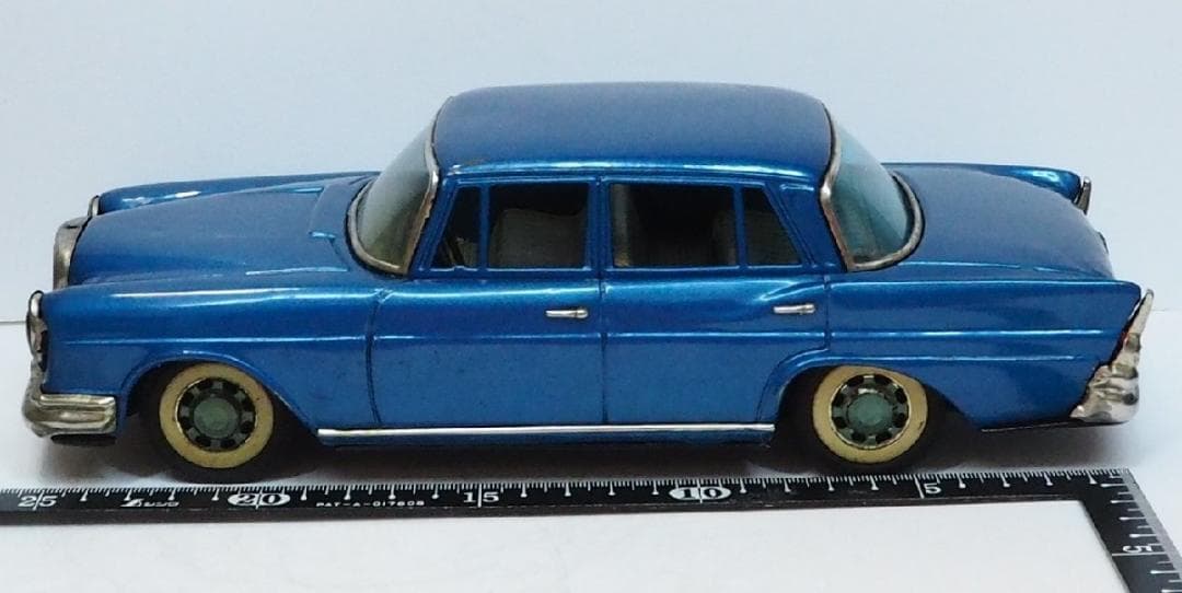 萬代屋【メルセデス ベンツ220大サイズ青エンブレム欠】ブリキtin car