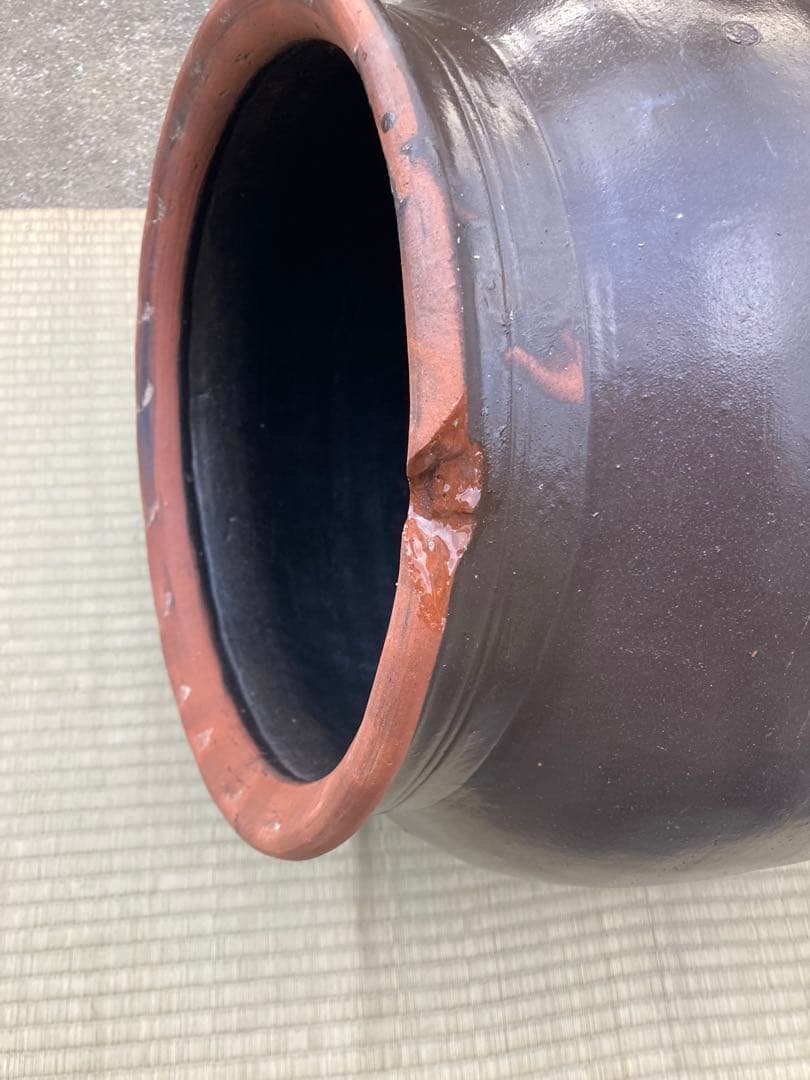 訳あり。存在感抜群！時代物 陶器の大型甕 古い壺 。茶褐色。和モダン