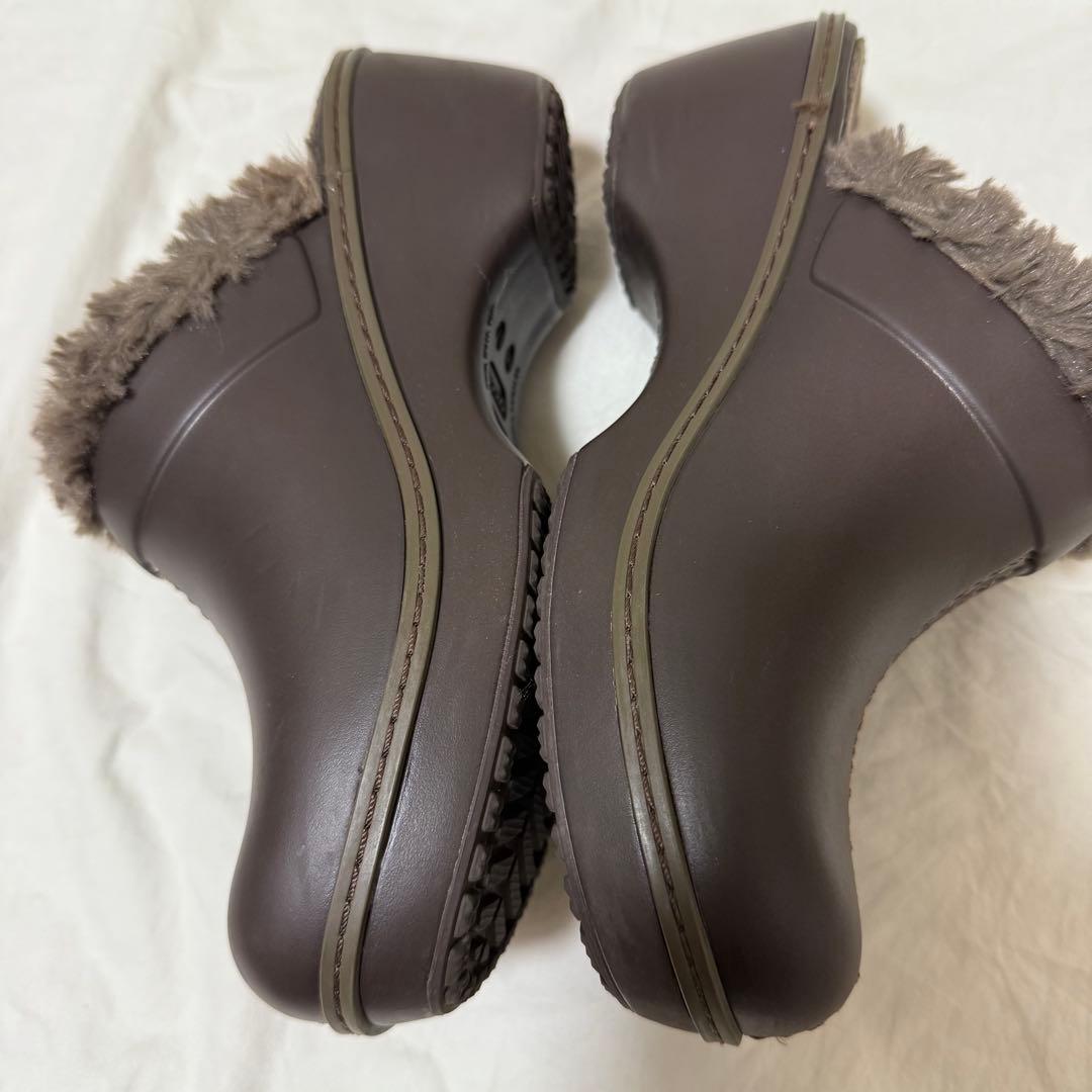 crocs クロックス コブラー ボア ファー W7 ブラウン - メルカリ