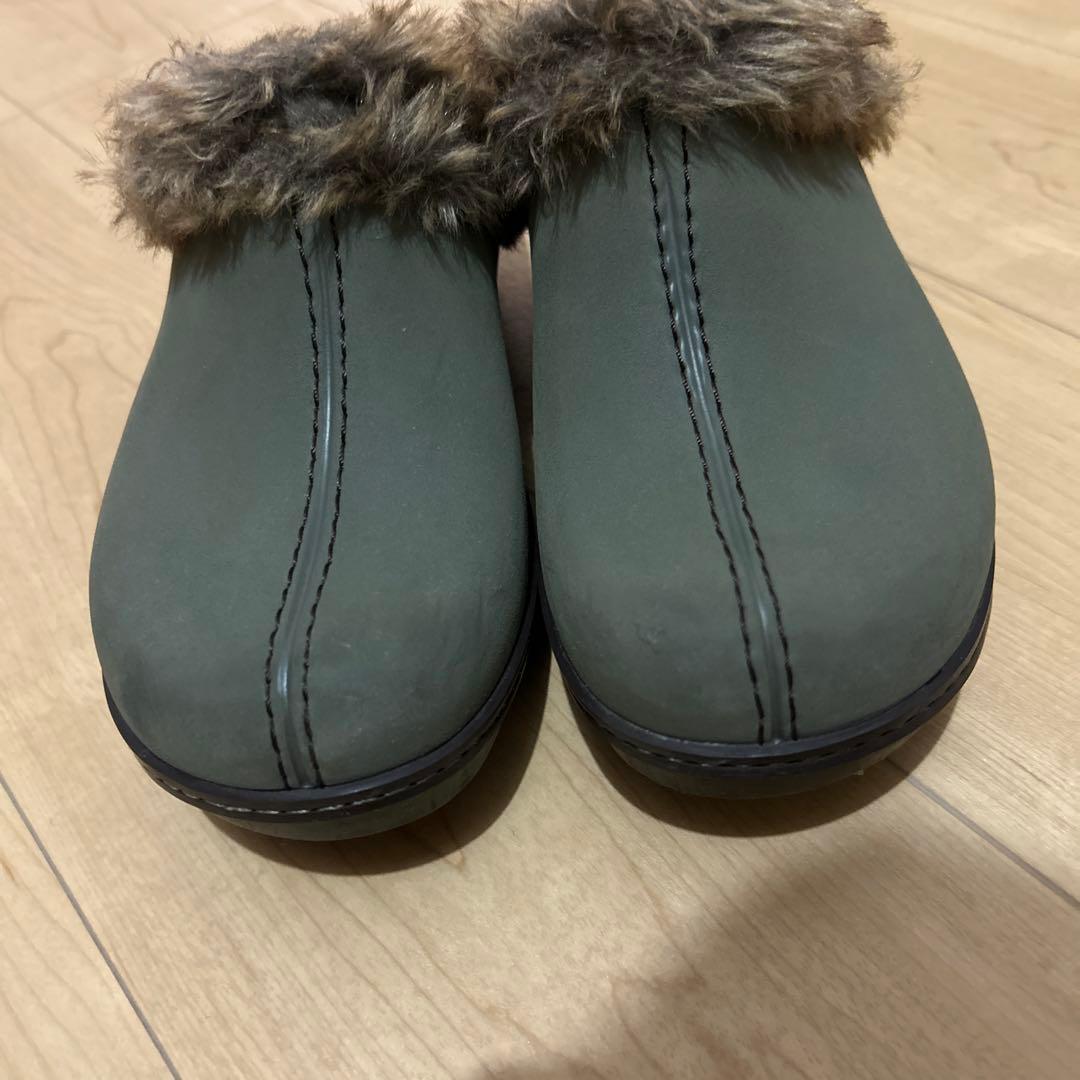 クロックス コブラー スエード調ボアフェイクファー付きサボサンダル