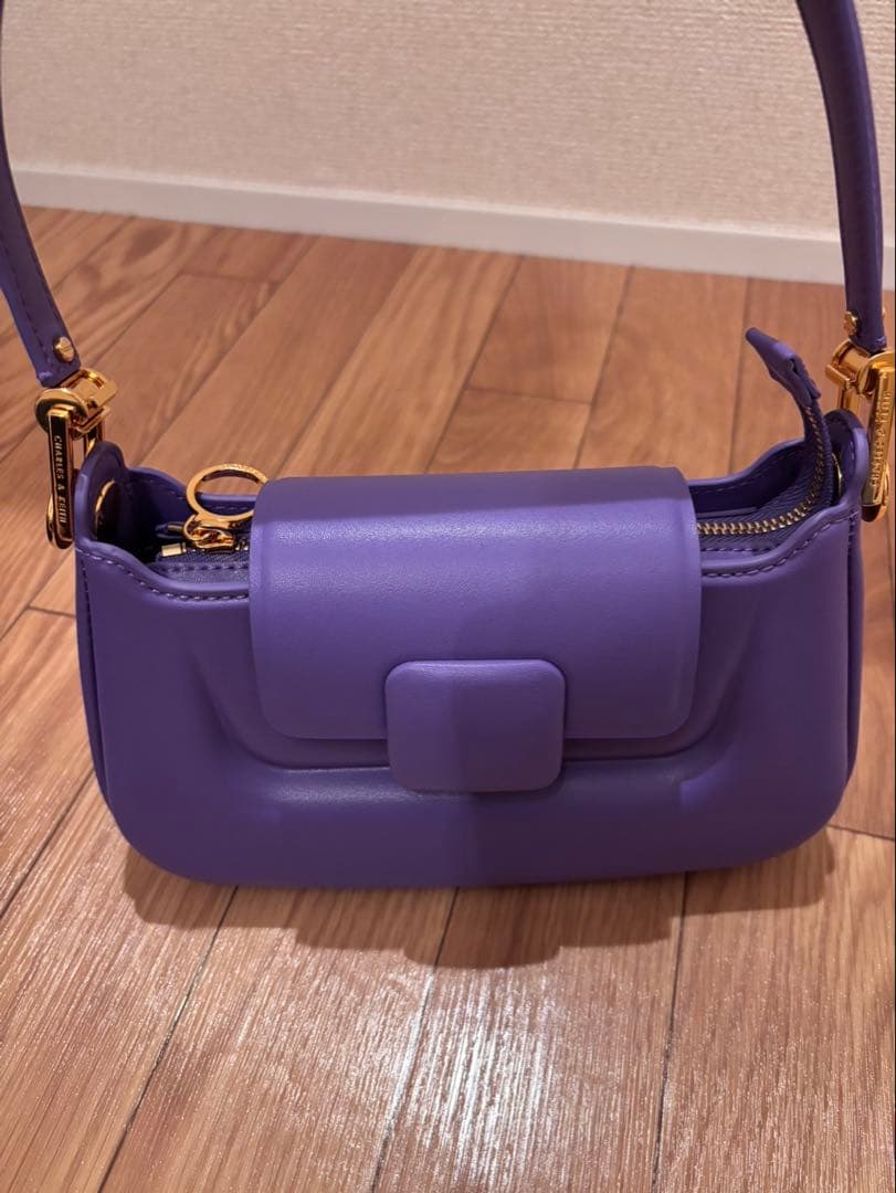 Charles & Keith チャールズ&キース　パープル ショルダーバッグ CHARLES & KEITH ジップ ショルダーバッグ （Purple） -アウトレット