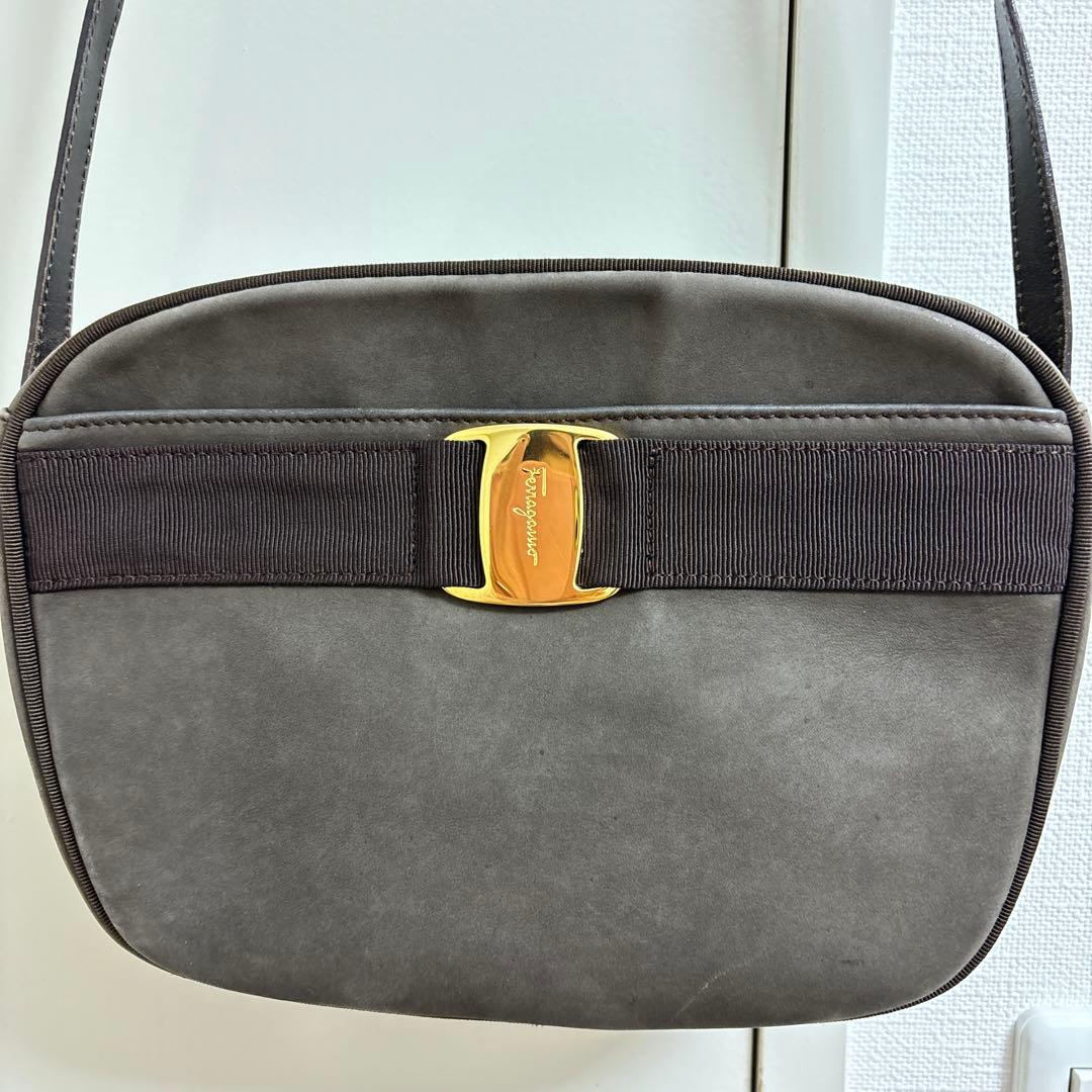 【1/31まで】Ferragamoフェラガモ　VARAショルダーバッグ FERRAGAMO（フェラガモ） ショルダーバッグ ミニバッグ レディース
