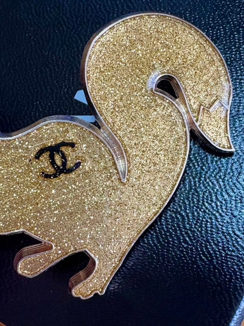 シャネル リス ブローチ ゴールドラメ - メルカリ