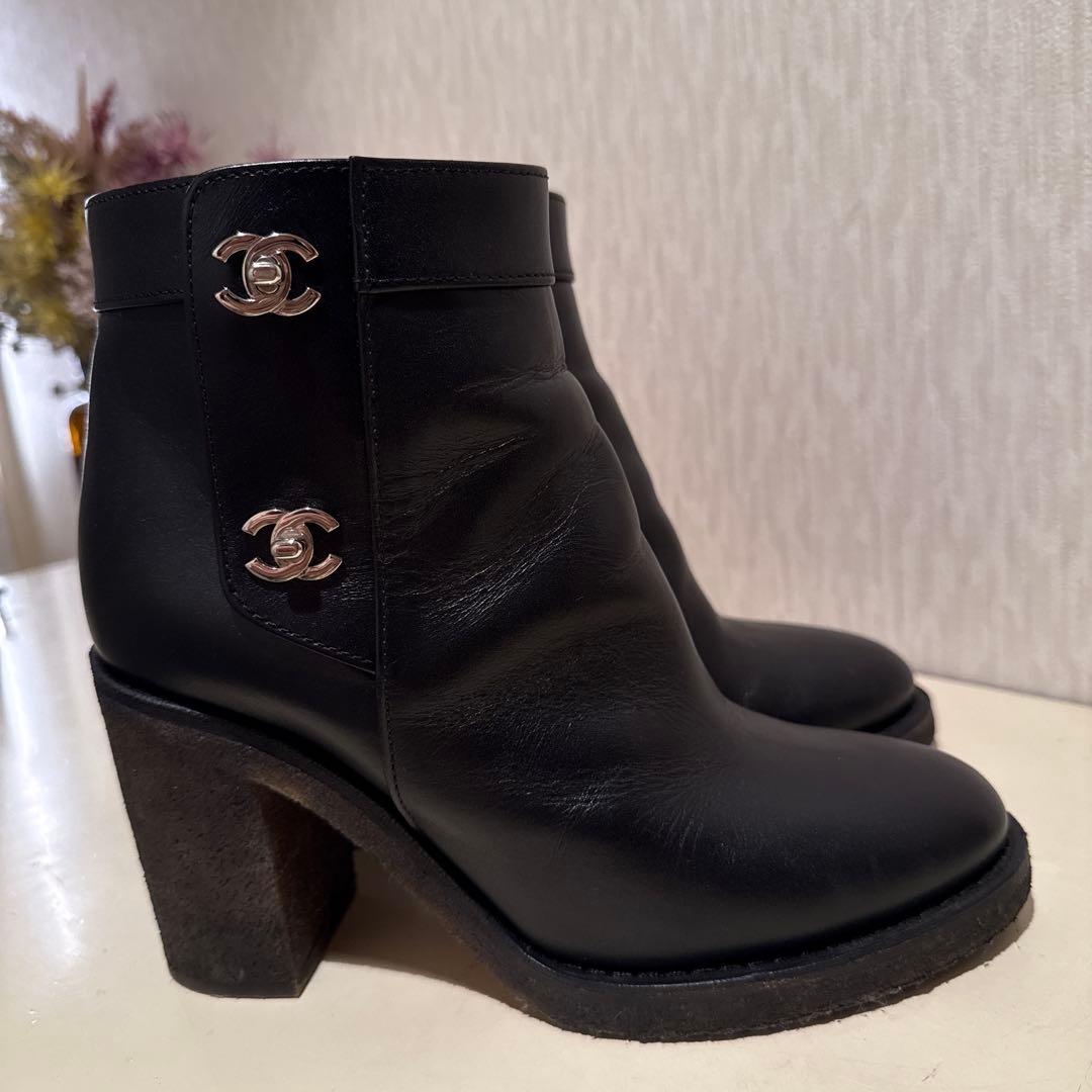 CHANEL ターンロックブーツ　38 CHANEL 38 2/1ターンロック レザーショートブーツ 黒 - メルカリ