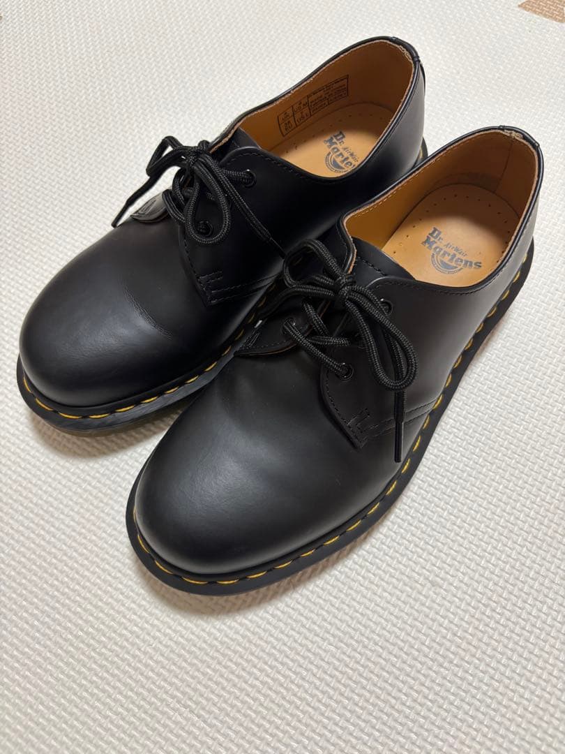 Dr. Martens ドクターマーチン ブラック レースアップシューズ NEW STEP, YOUR STYLE.｜