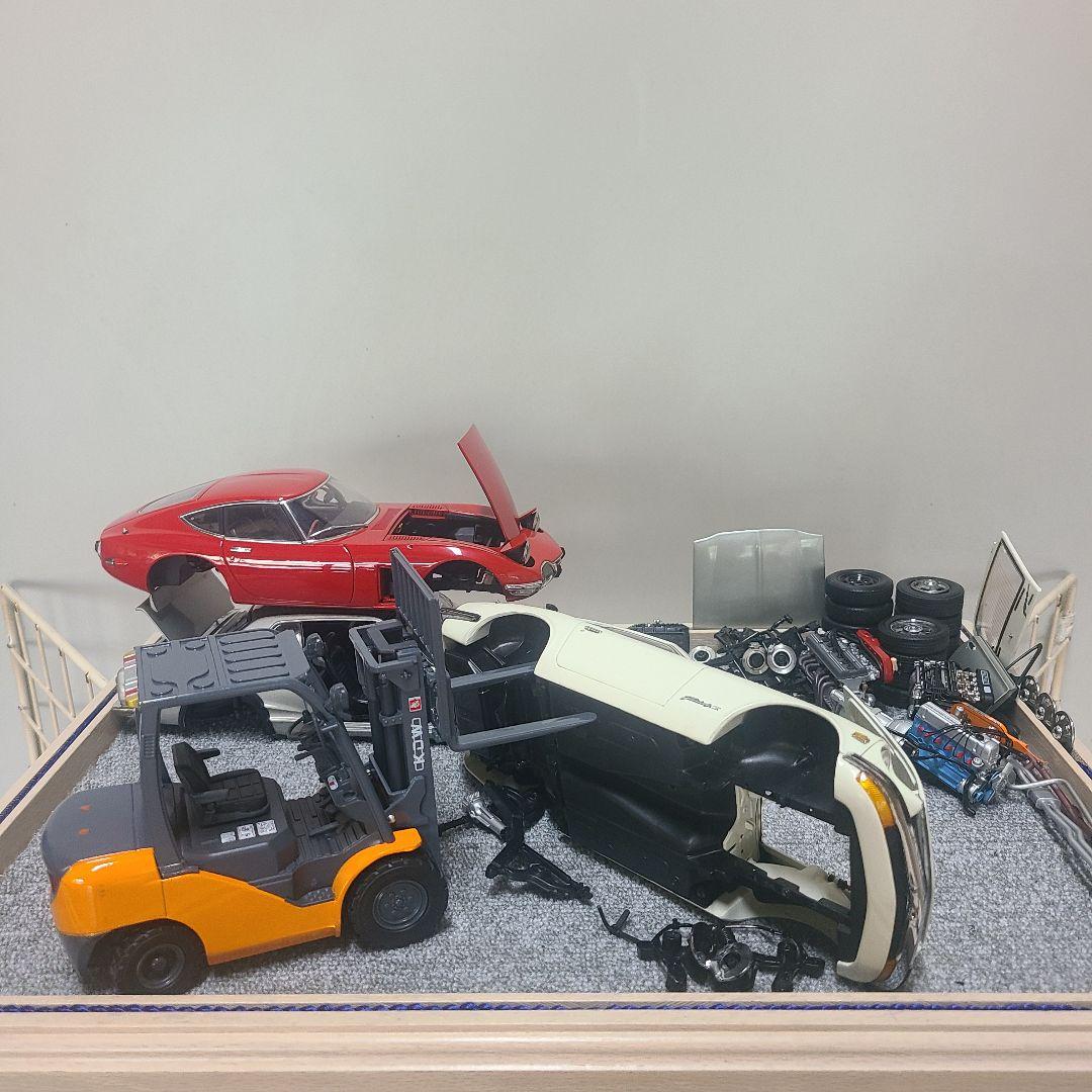 1/18ミニカー解体ジオラマ 哀愁たっぷり「解体中の建物」ジオラマ（がれき付き） 早期完売してい