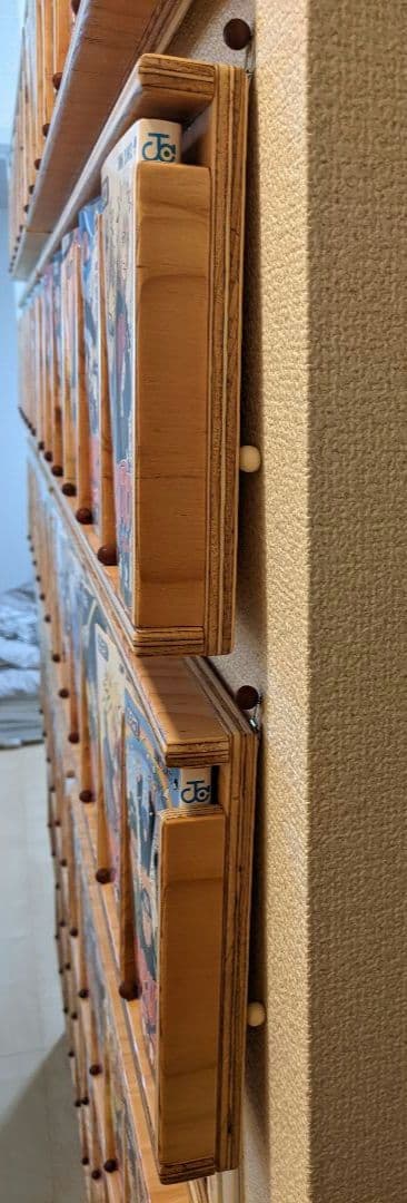 壁掛本棚付】NARUTO全72巻&表紙を飾れるコミックラック 6冊用×12個