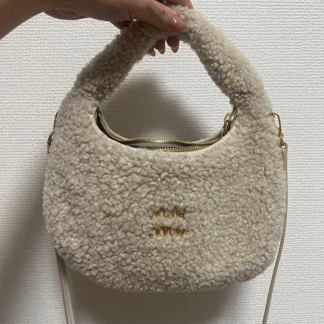 【期間限定値下げ】miu miu ファーショルダーバッグ ホワイト ☆人気☆【MIU MIU】☆シープファー ハンドバッグ ショルダー