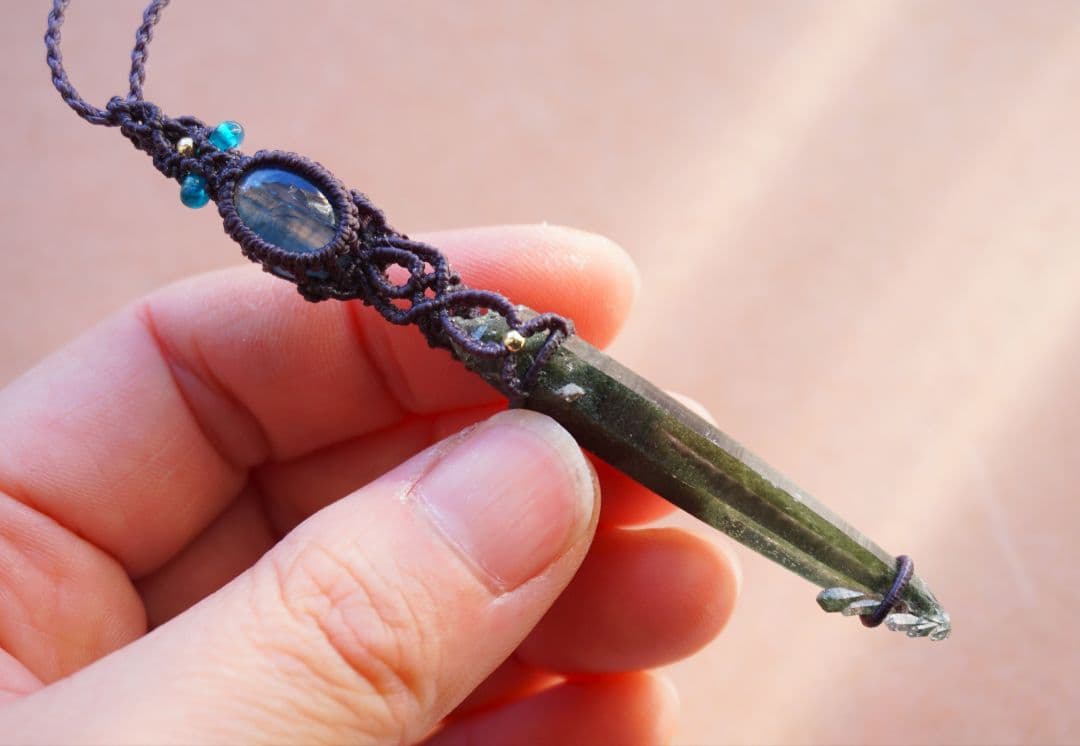 《P.》クリスタルポイント&カイヤナイト　マクラメネックレス