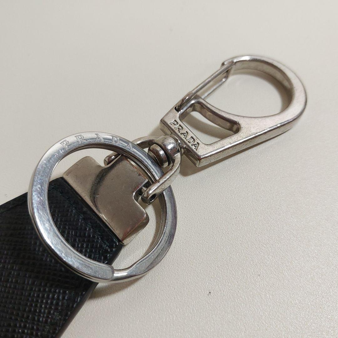 プラダ トライアングルロゴ キーホルダー サフィアーノ ブラック